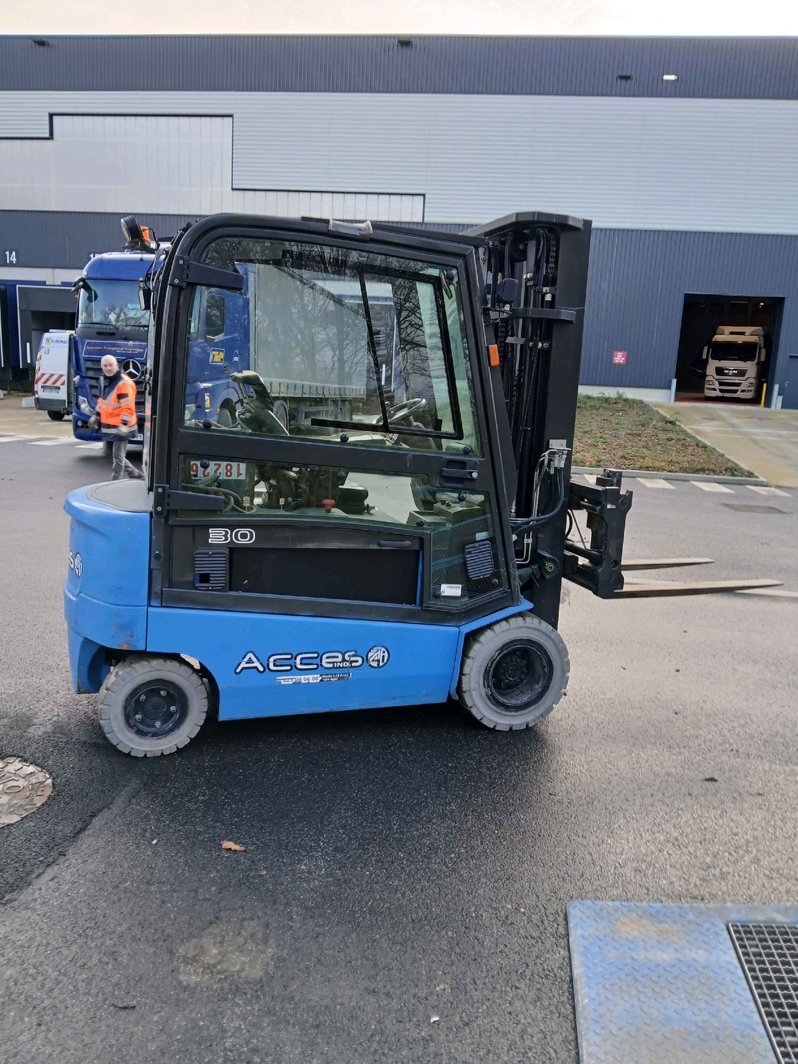 Chariot élévateur frontal UniCarriers QX2-30