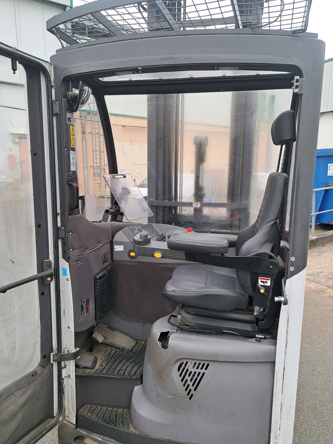 Chariot à mât rétractable UniCarriers UMS200