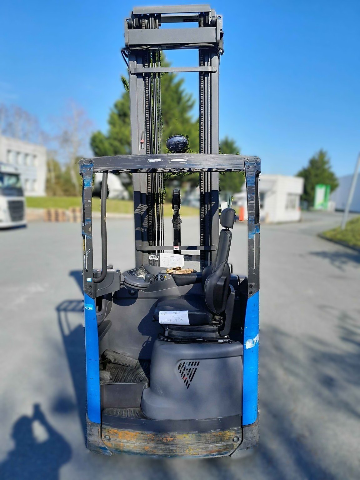 Chariot à mât rétractable UniCarriers UMS160