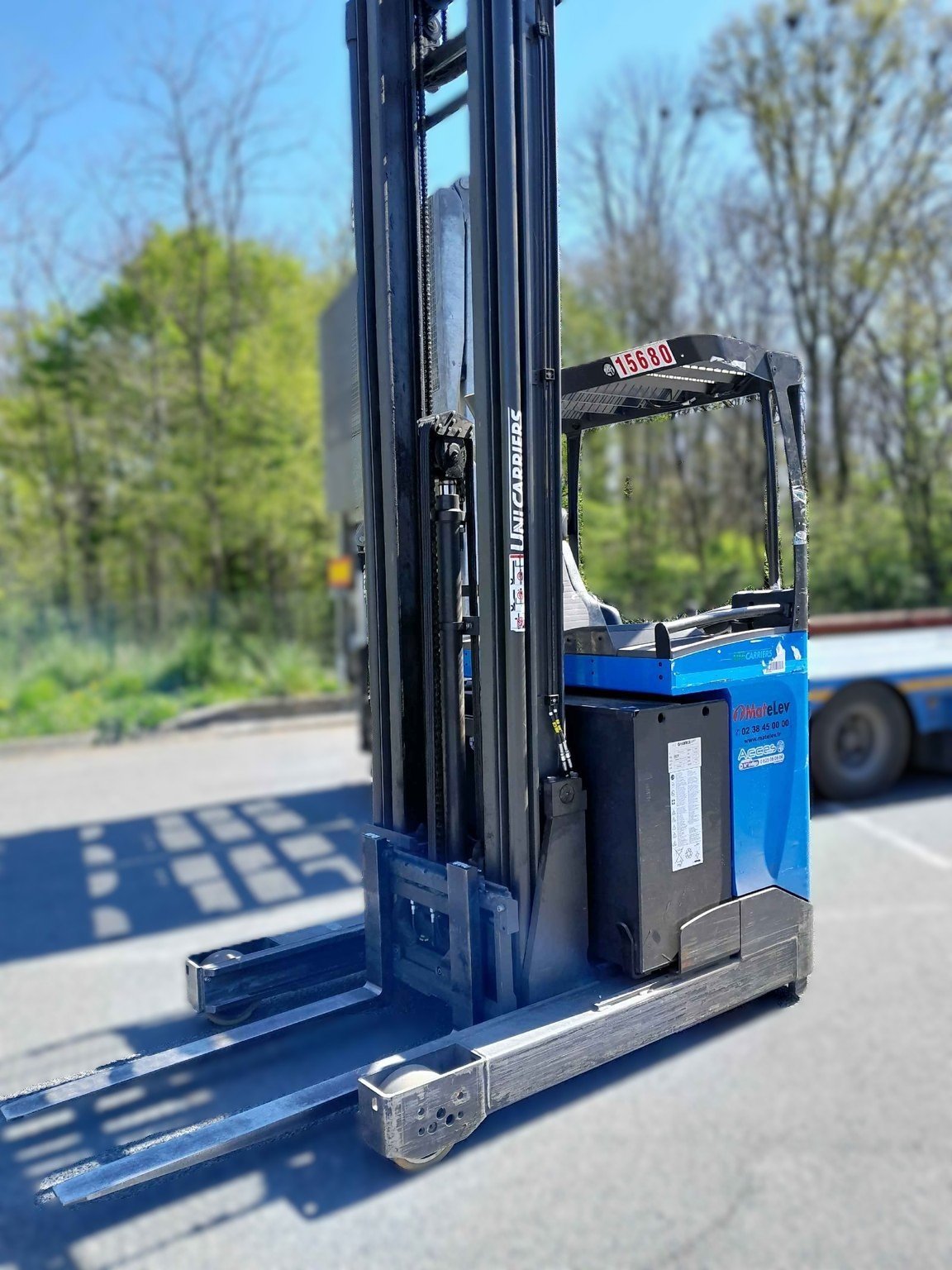 Chariot à mât rétractable UniCarriers UMS160
