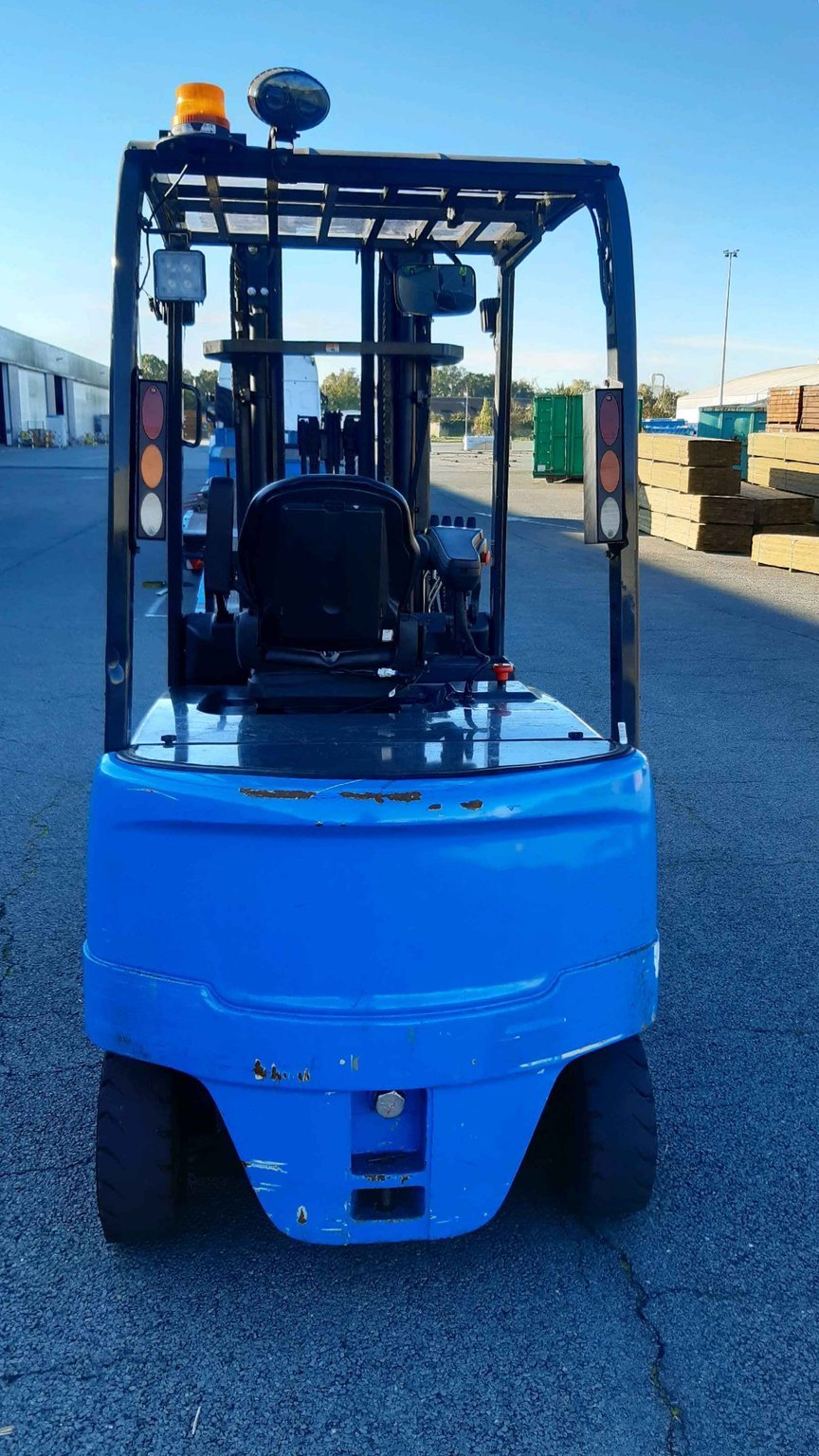 Chariot élévateur frontal UniCarriers QX2-30