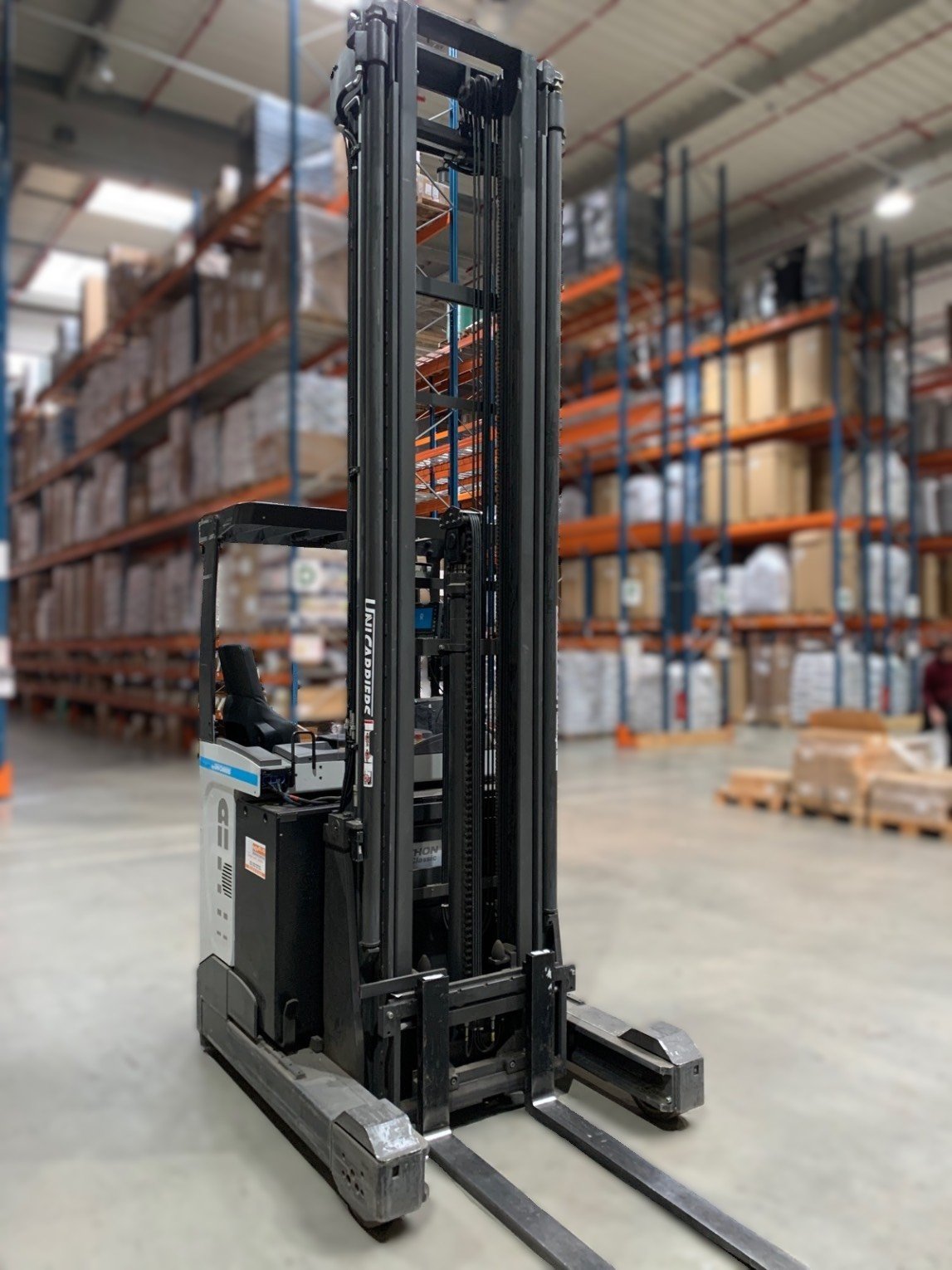 Chariot à mât rétractable UniCarriers UHD160