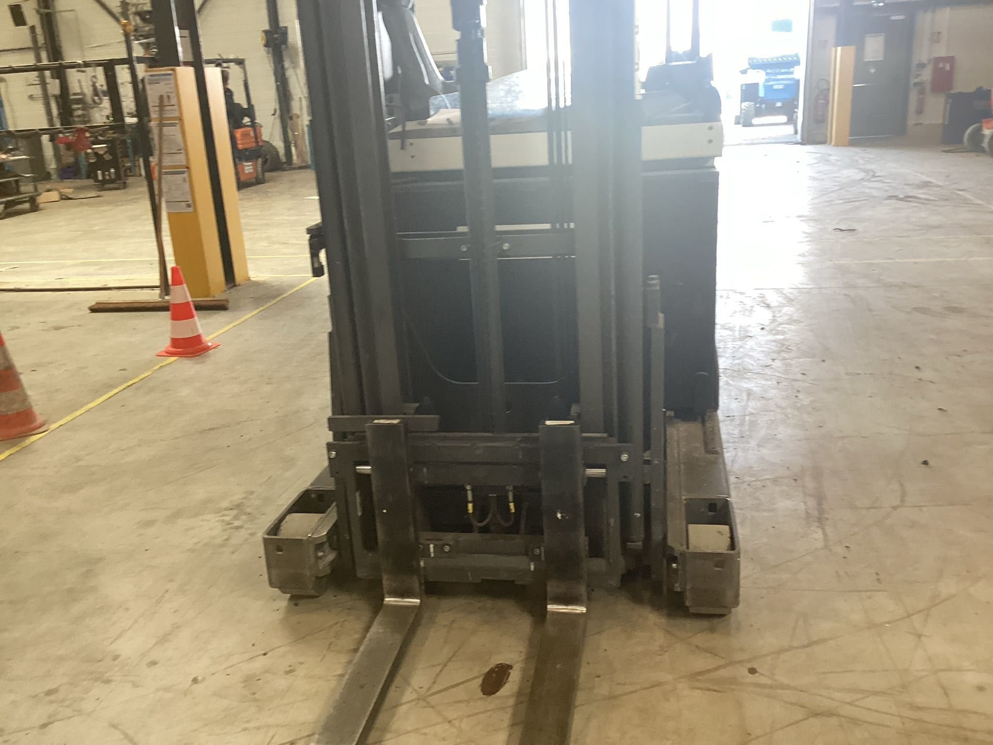Chariot à mât rétractable UniCarriers UMS160