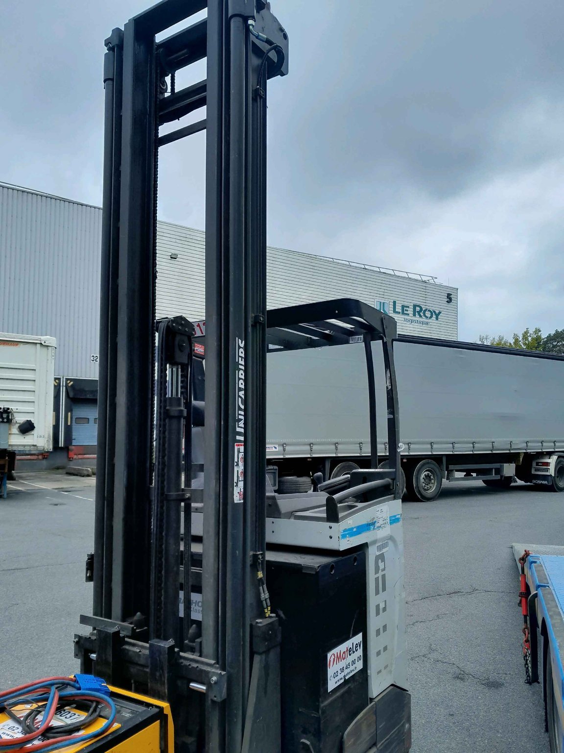 Chariot à mât rétractable UniCarriers UMS160