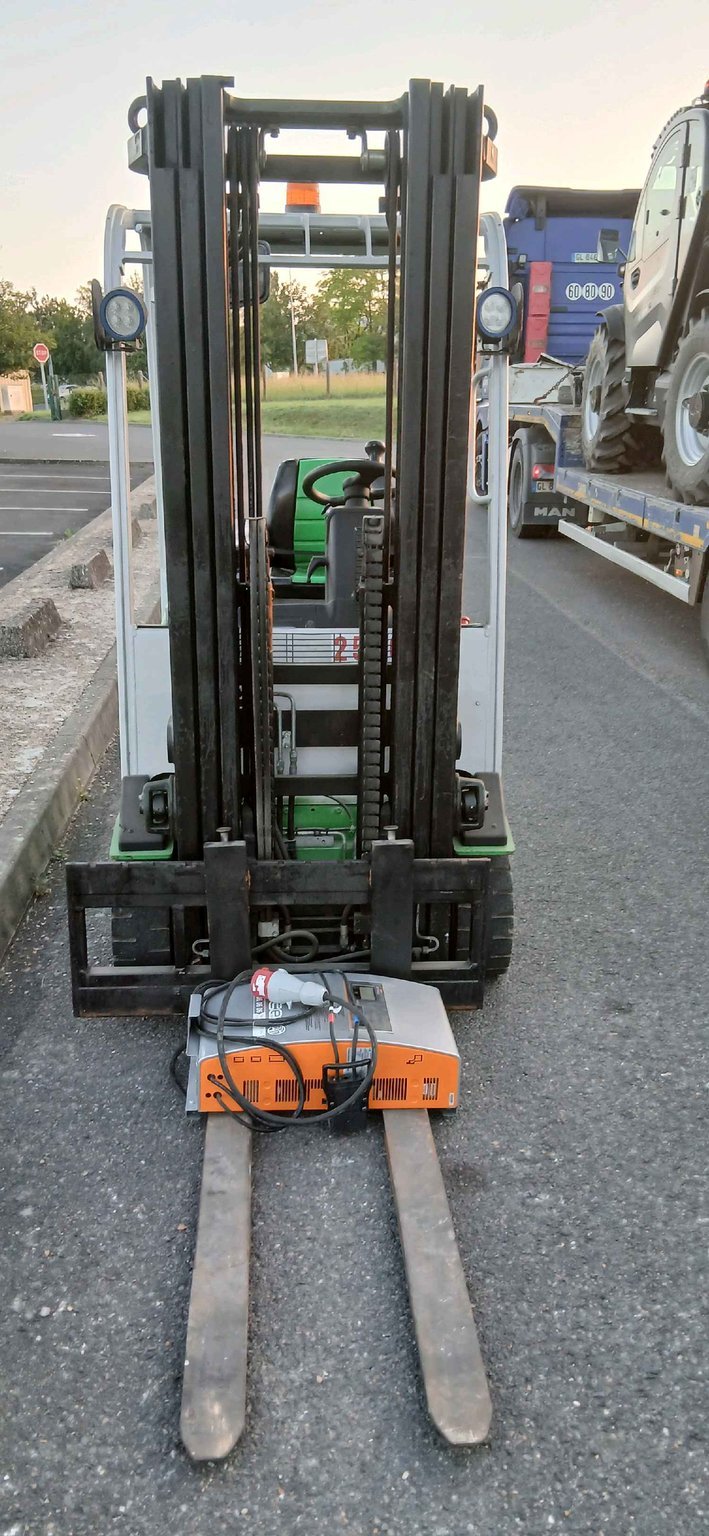 Chariot élévateur frontal CESAB B315