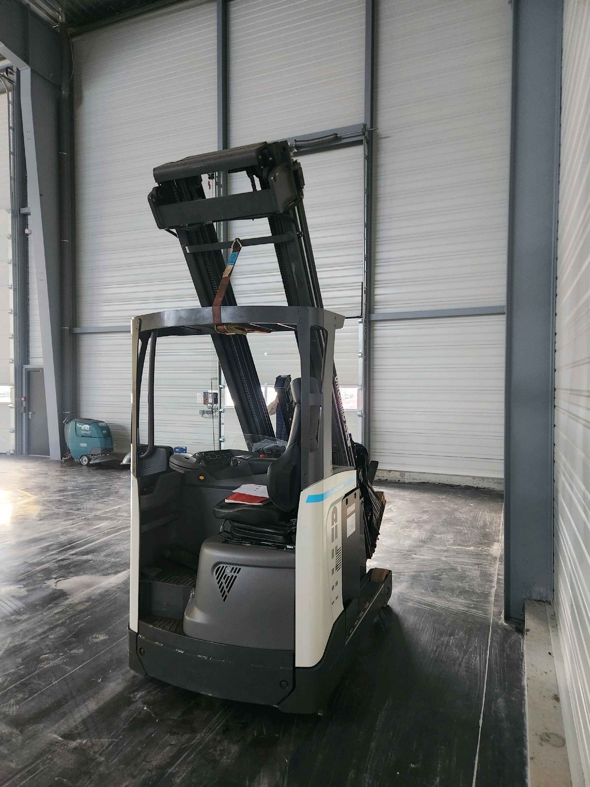 Chariot à mât rétractable UniCarriers UMS160