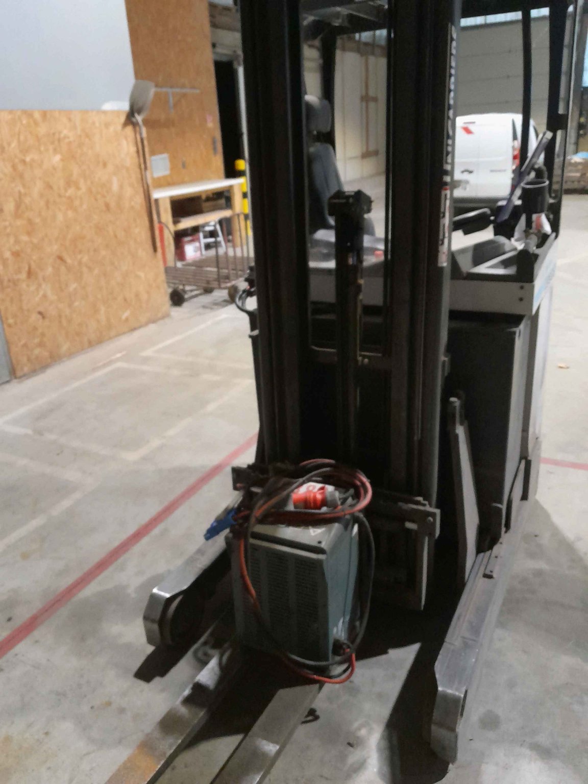 Chariot à mât rétractable Nissan ULS 120