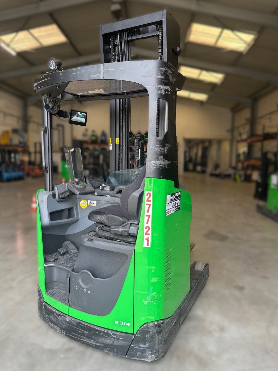 Chariot à mât rétractable - R314