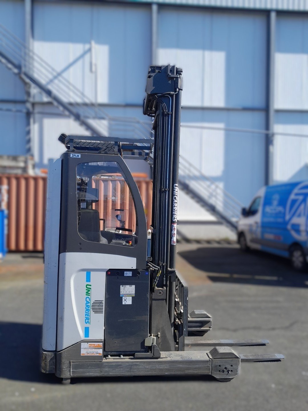 Chariot à mât rétractable UniCarriers UMS200