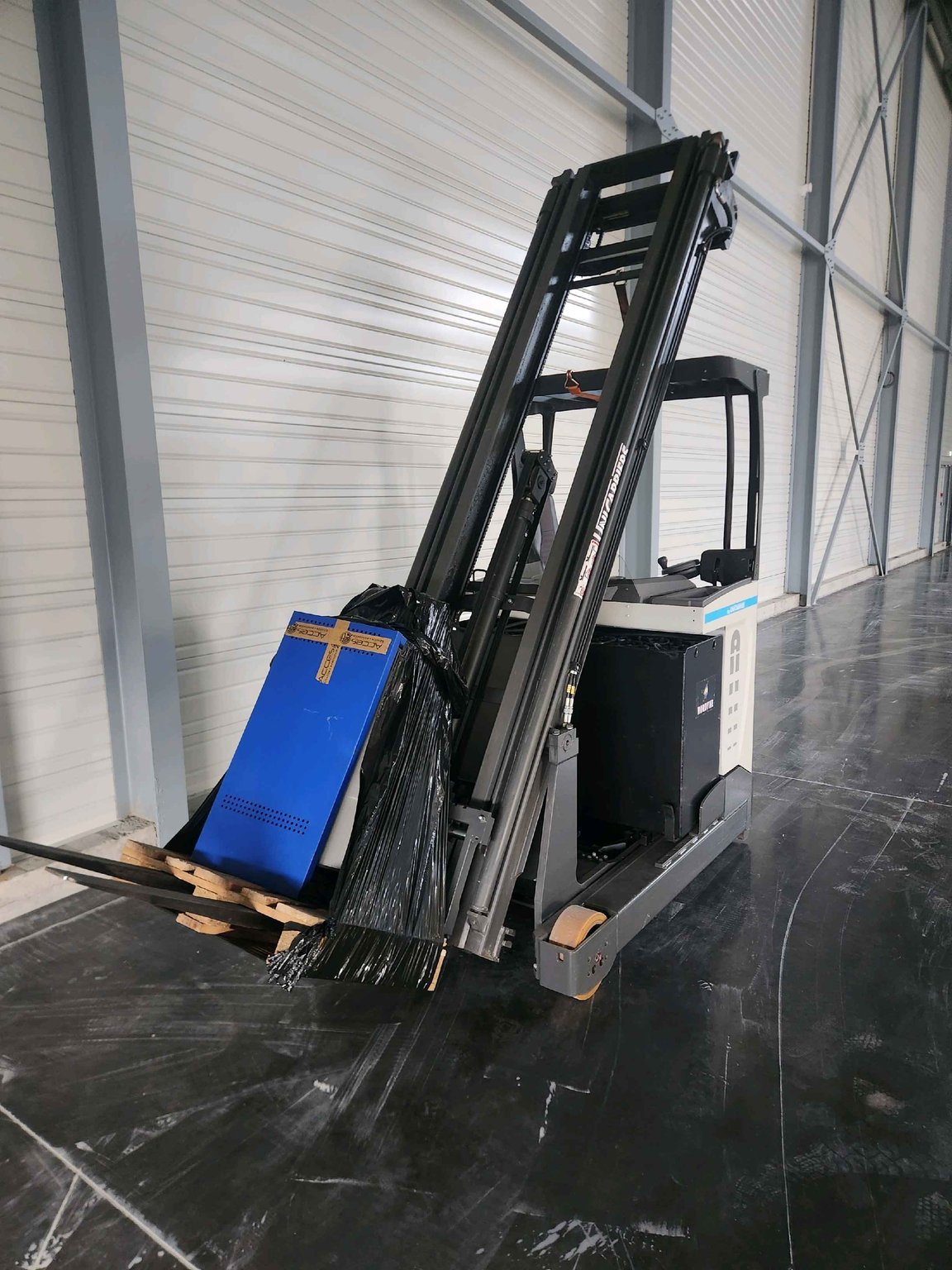 Chariot à mât rétractable UniCarriers UMS160
