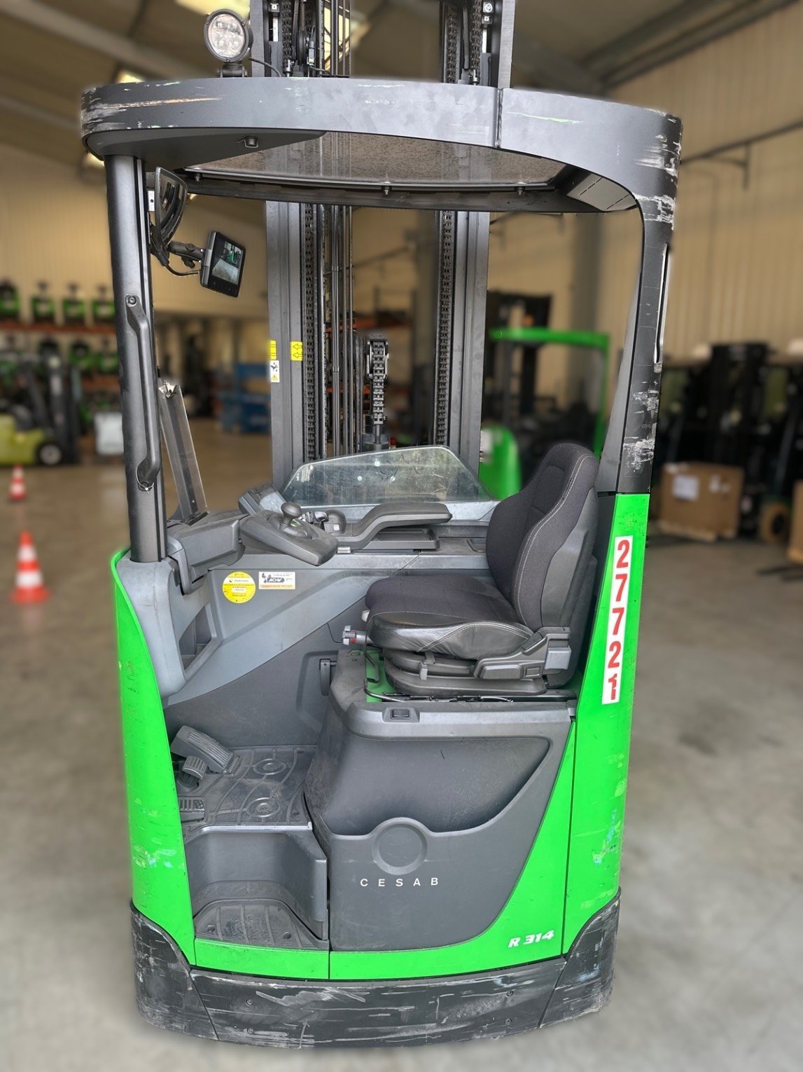 Chariot à mât rétractable CESAB R314