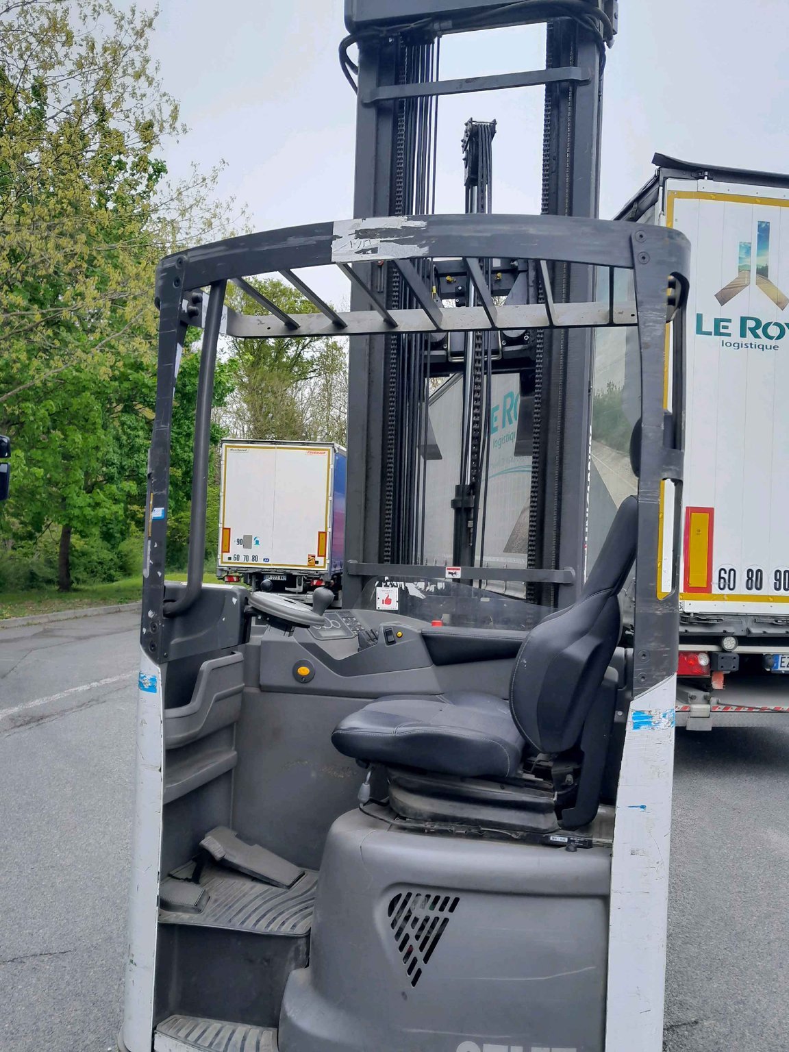 Chariot à mât rétractable UniCarriers UMS160