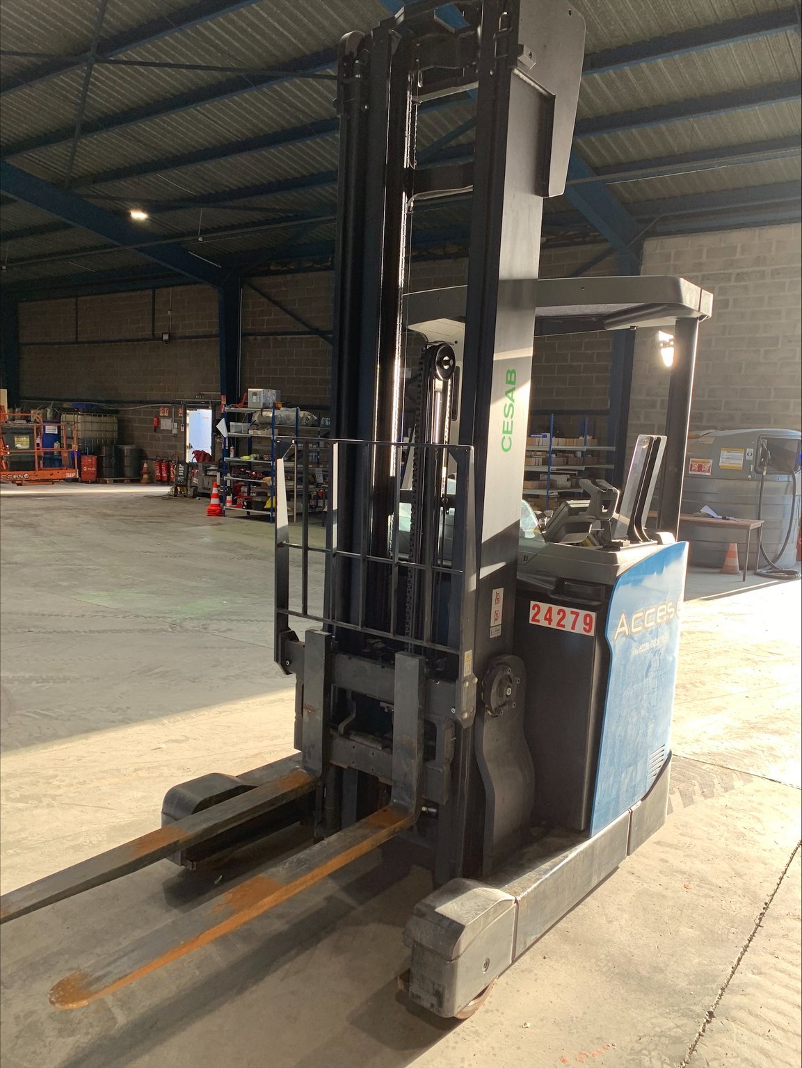 Chariot à mât rétractable CESAB R314