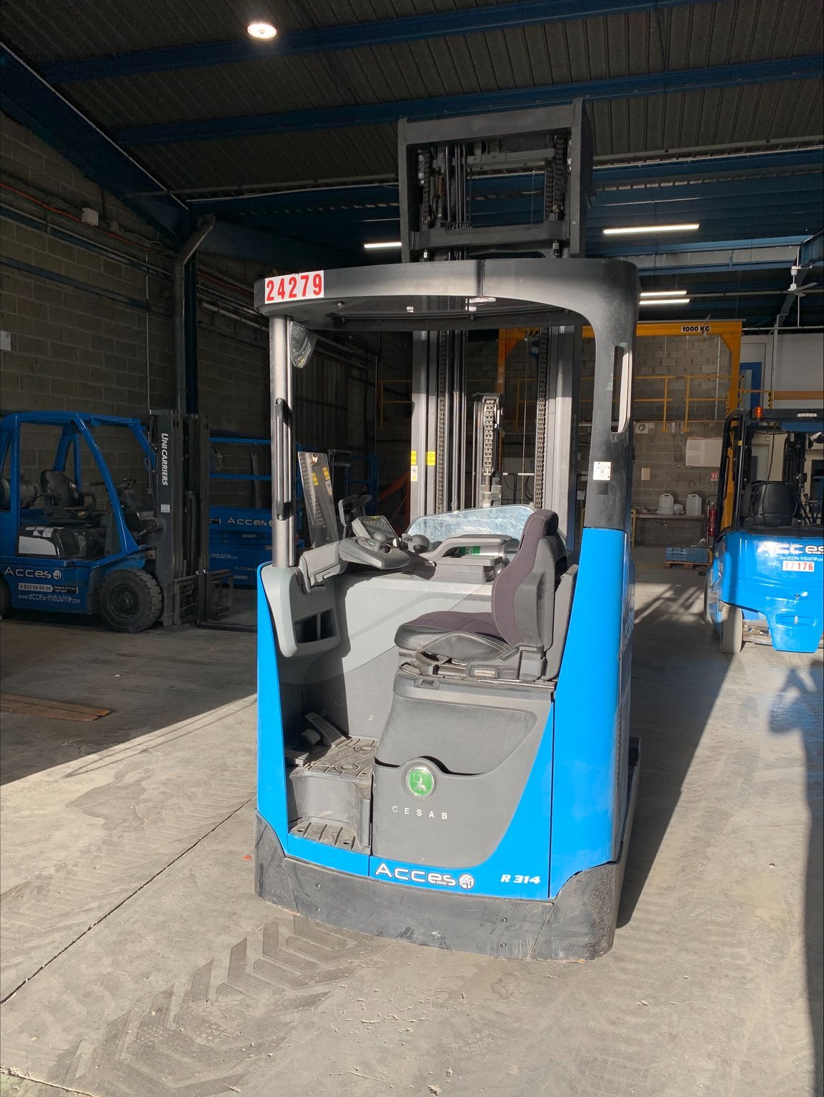Chariot à mât rétractable CESAB R314