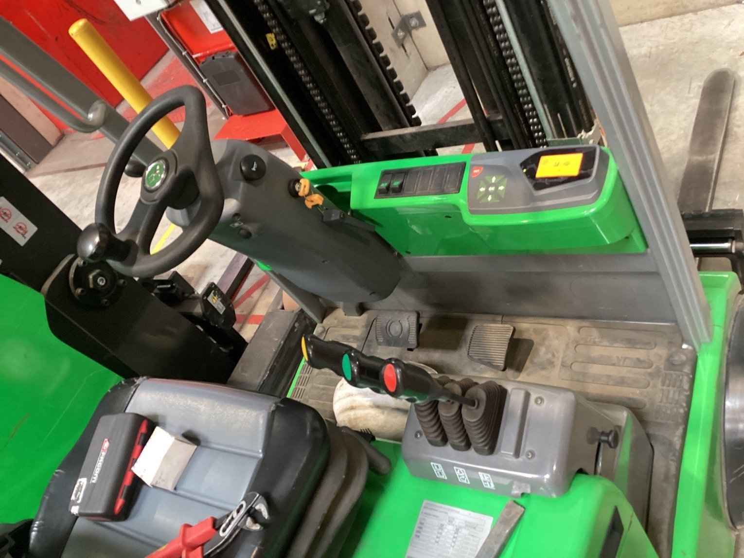 Chariot élévateur frontal CESAB B210