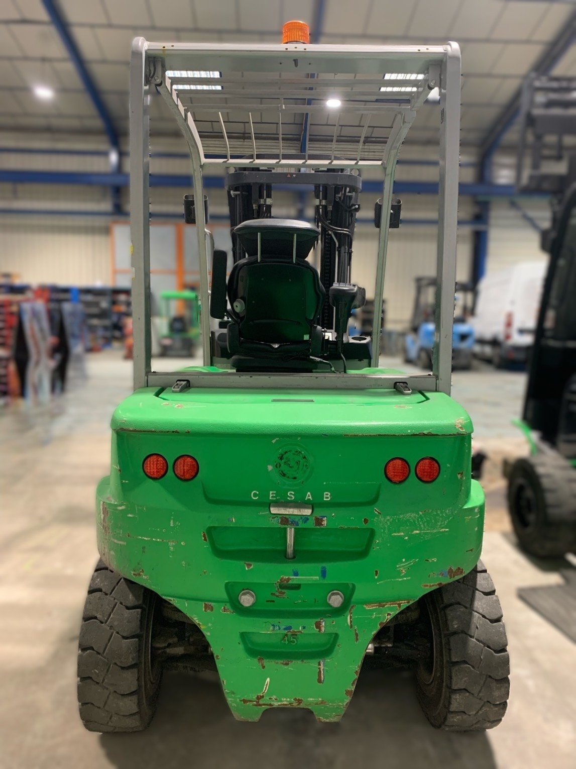 Chariot élévateur frontal CESAB B645