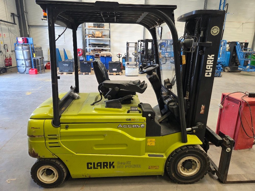 Chariot élévateur frontal Clark GEX30