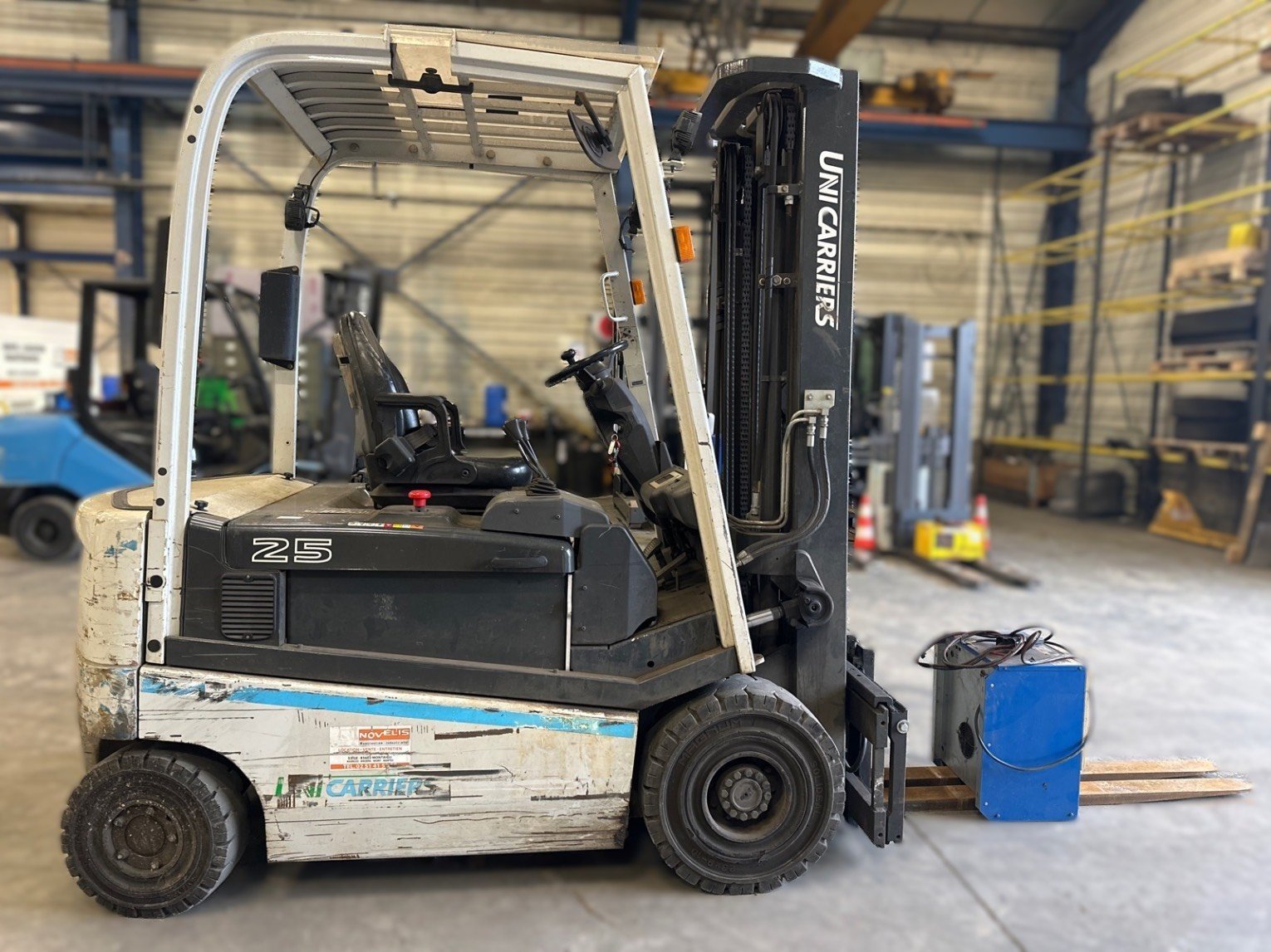 Chariot élévateur frontal UniCarriers QX2-25