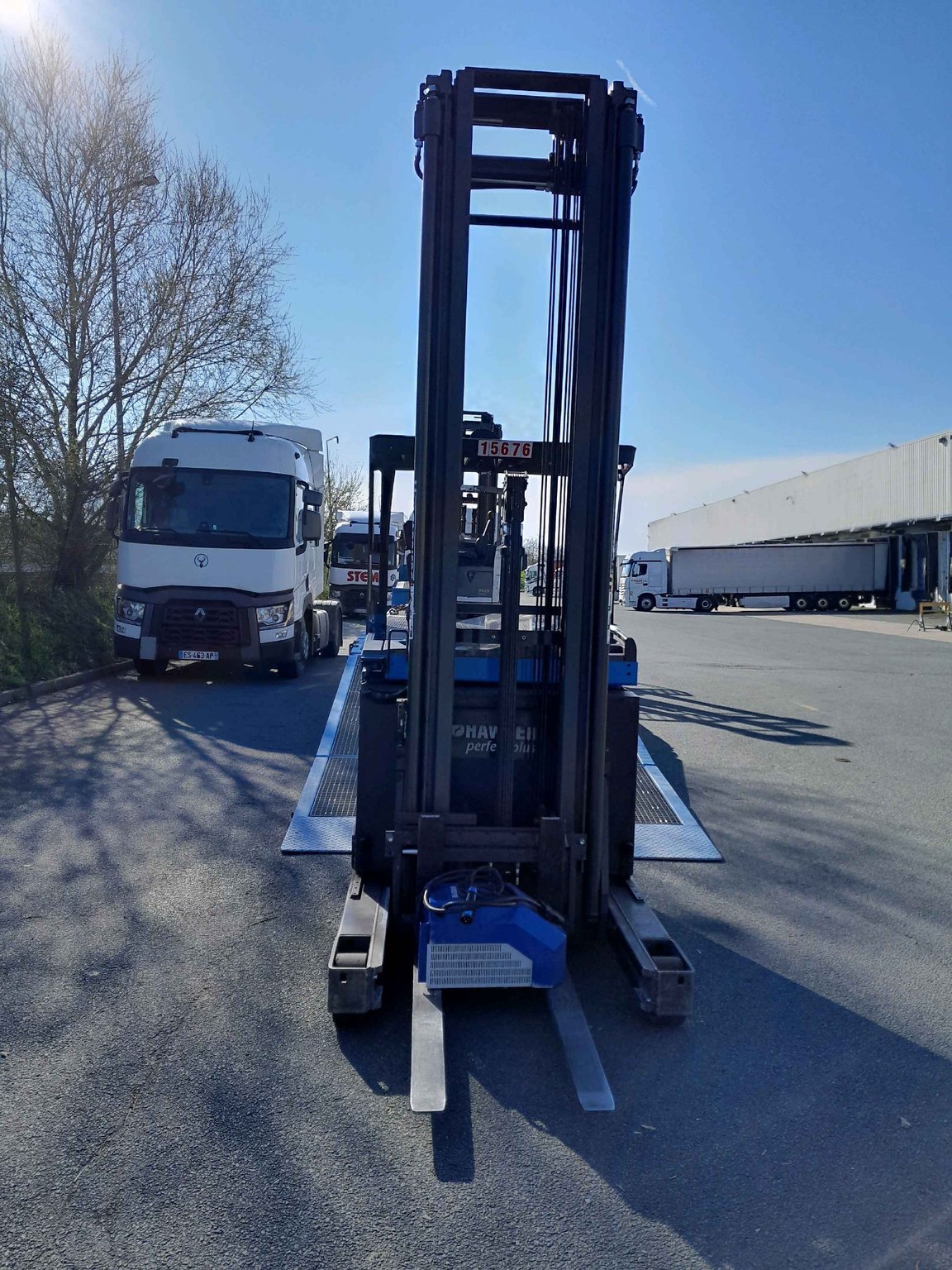 Chariot à mât rétractable UniCarriers UMS160
