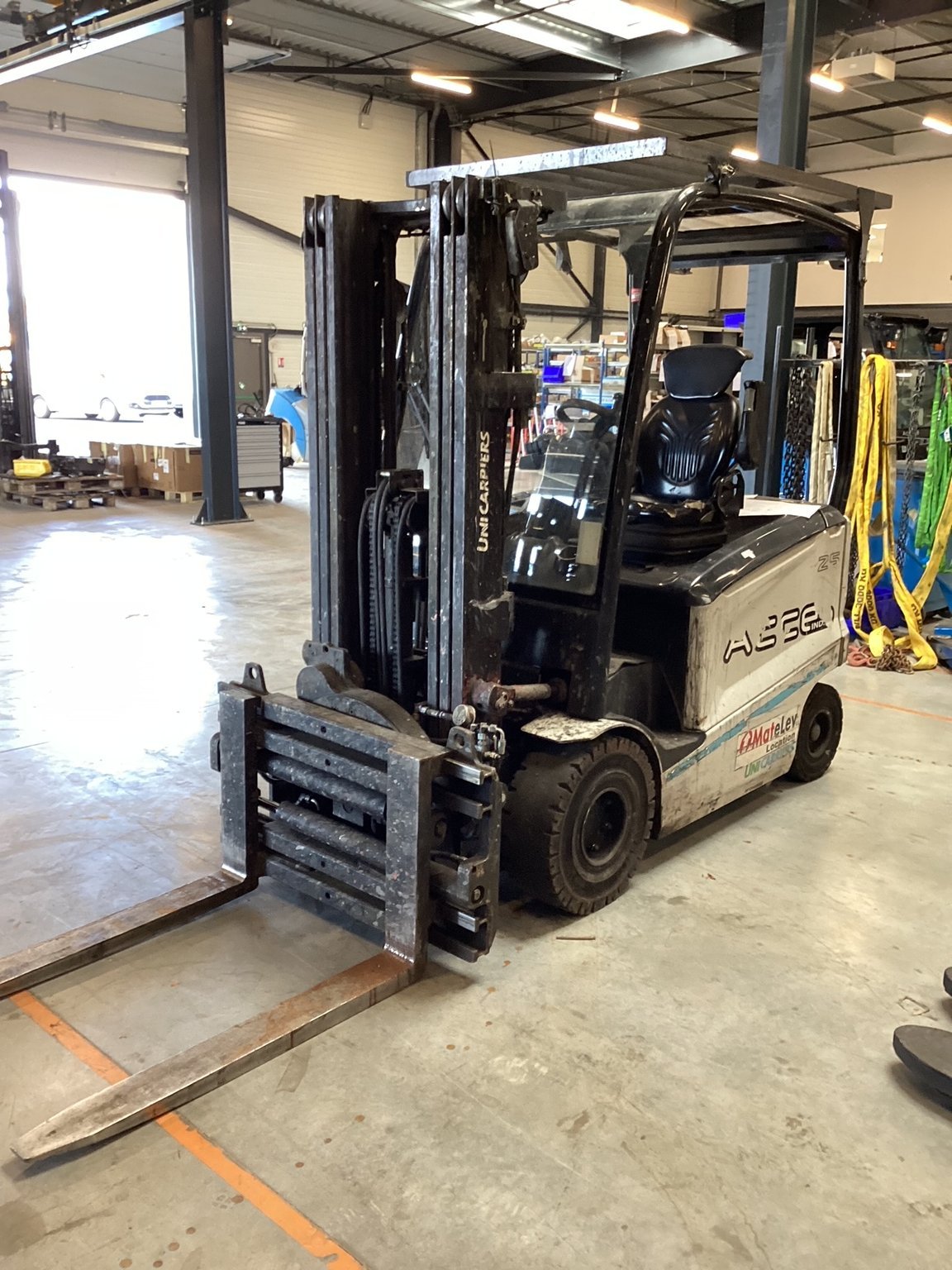 Chariot élévateur frontal UniCarriers MX25