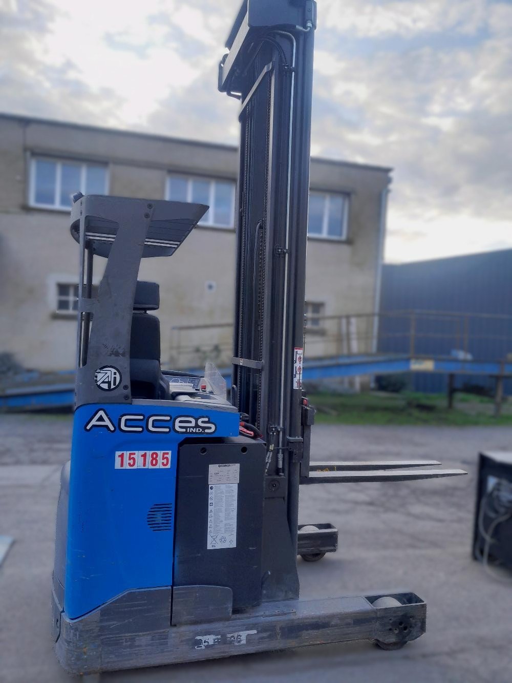 Chariot à mât rétractable UniCarriers UMS200