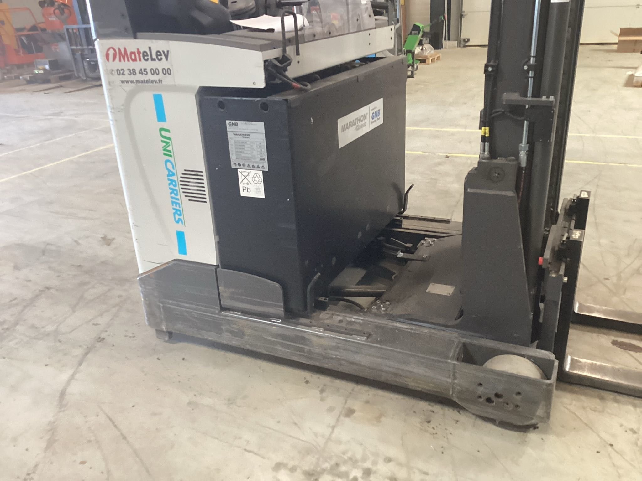 Chariot à mât rétractable UniCarriers UMS160