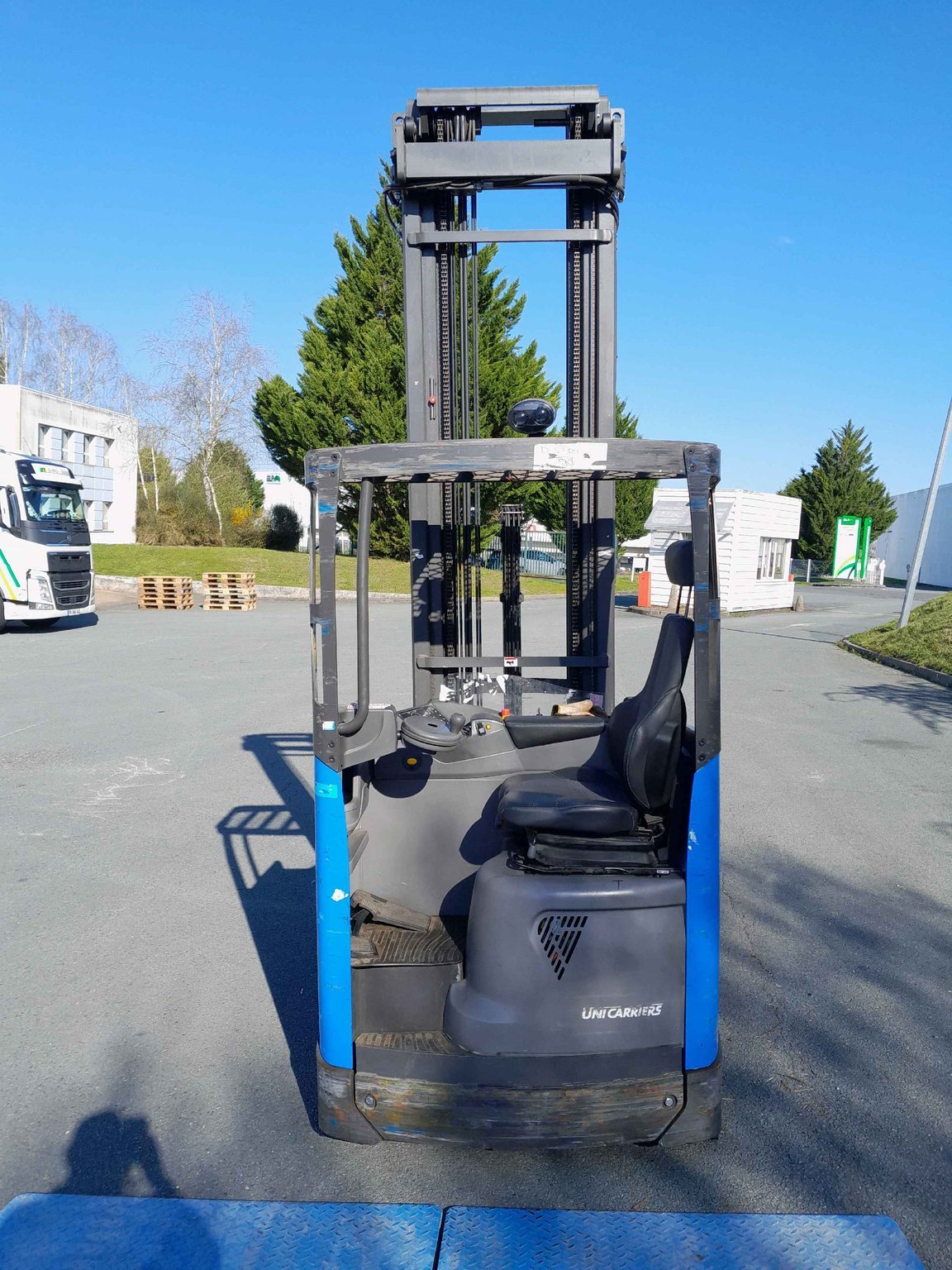 Chariot à mât rétractable UniCarriers UMS160
