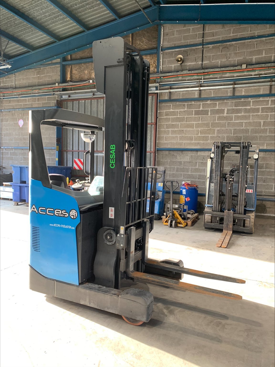 Chariot à mât rétractable CESAB R314