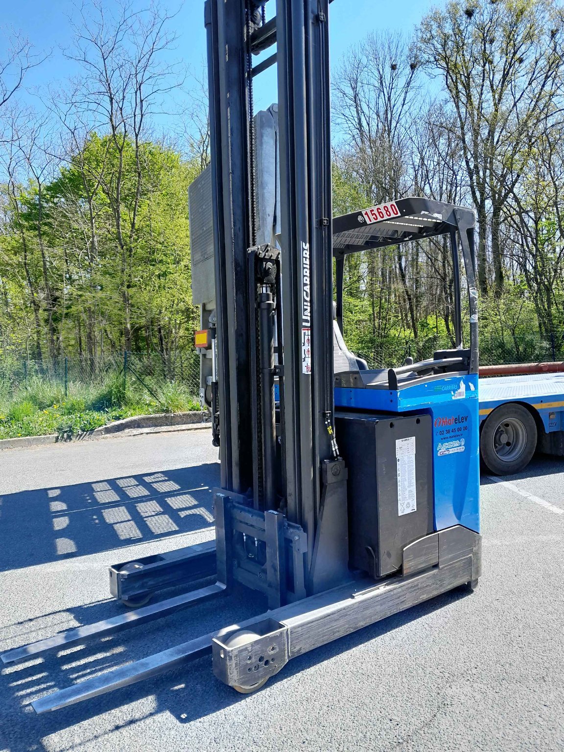 Chariot à mât rétractable UniCarriers UMS160