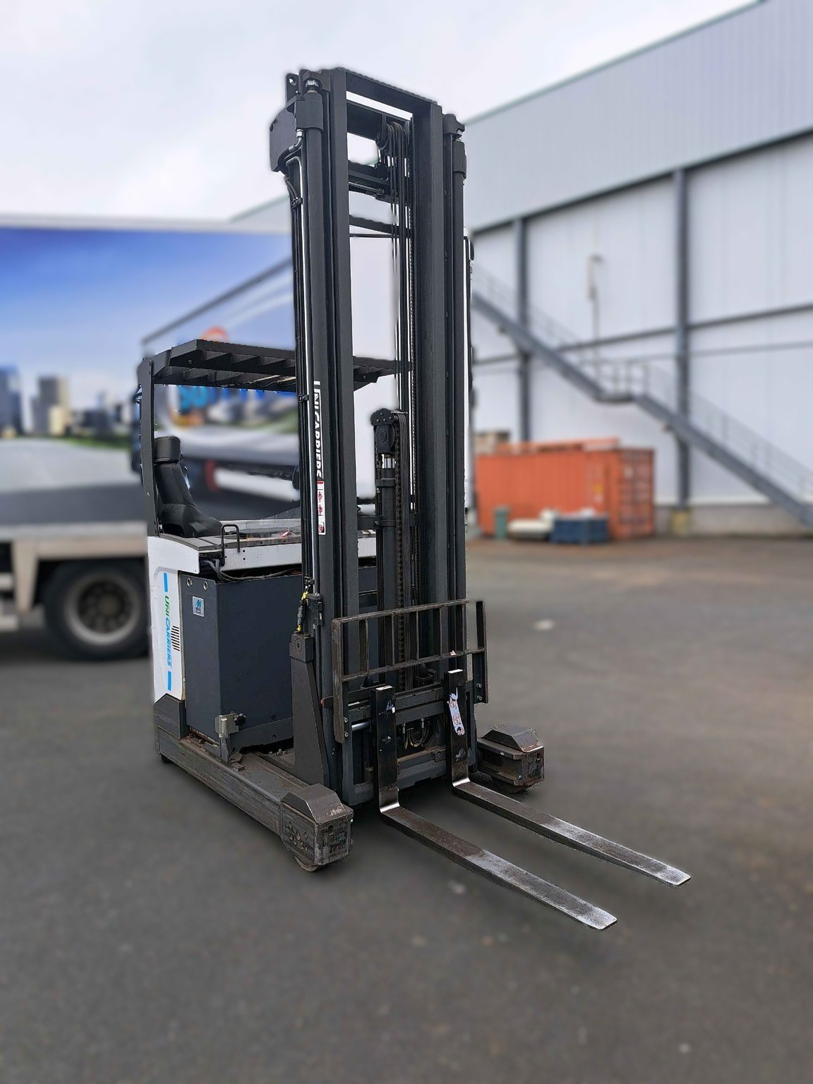 Chariot à mât rétractable UniCarriers UMS200