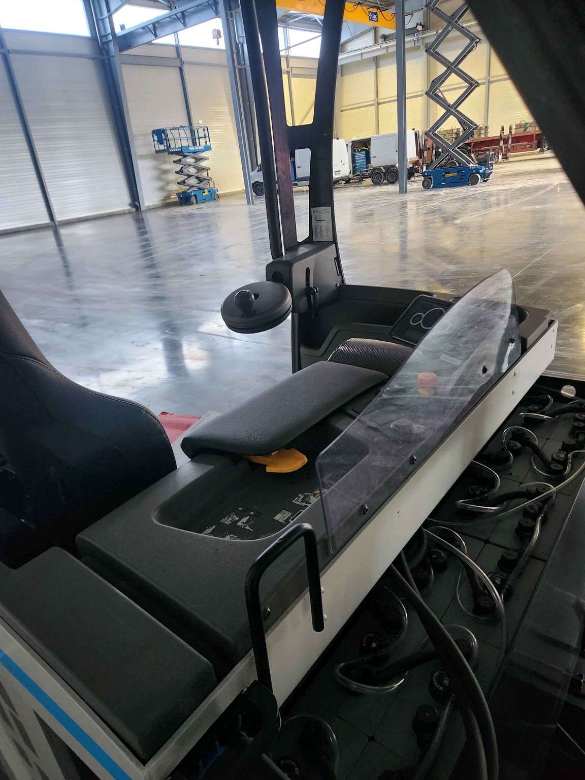 Chariot à mât rétractable UniCarriers UMS160
