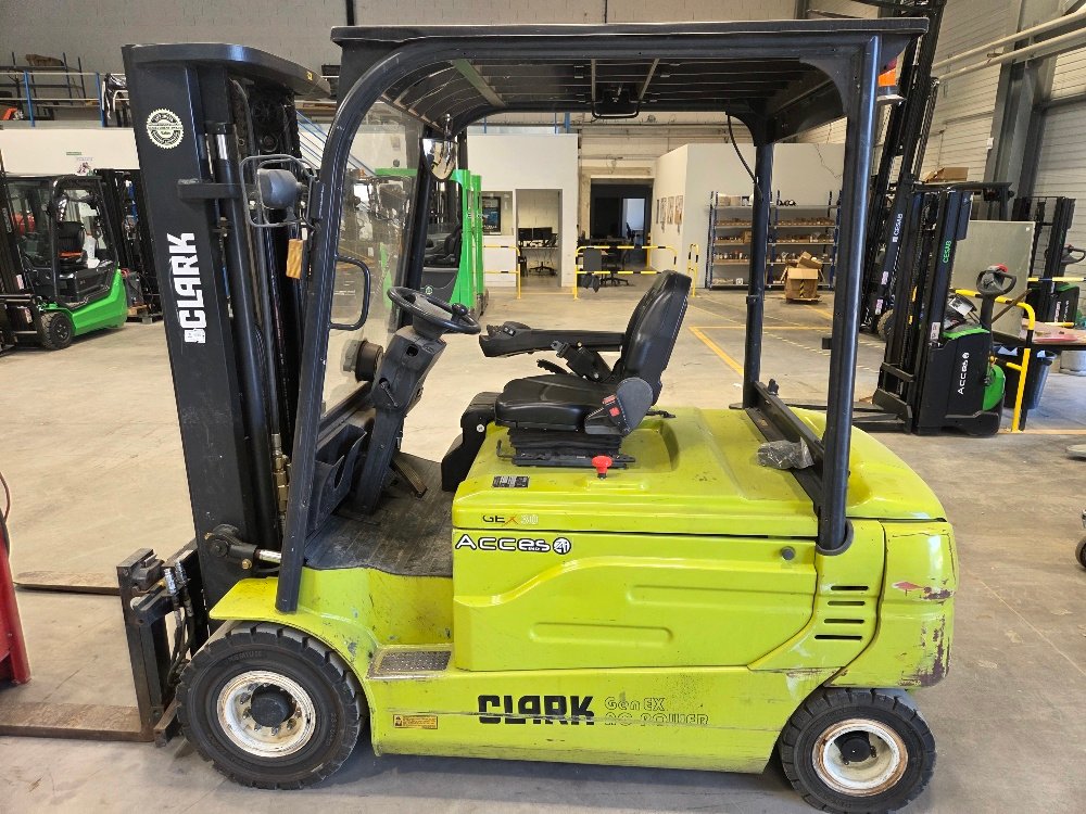 Chariot élévateur frontal Clark GEX30