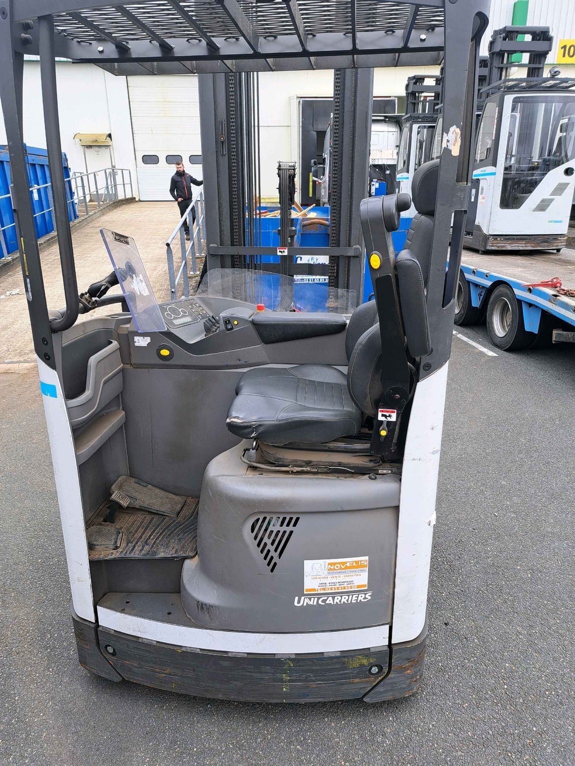 Chariot à mât rétractable UniCarriers UMS200