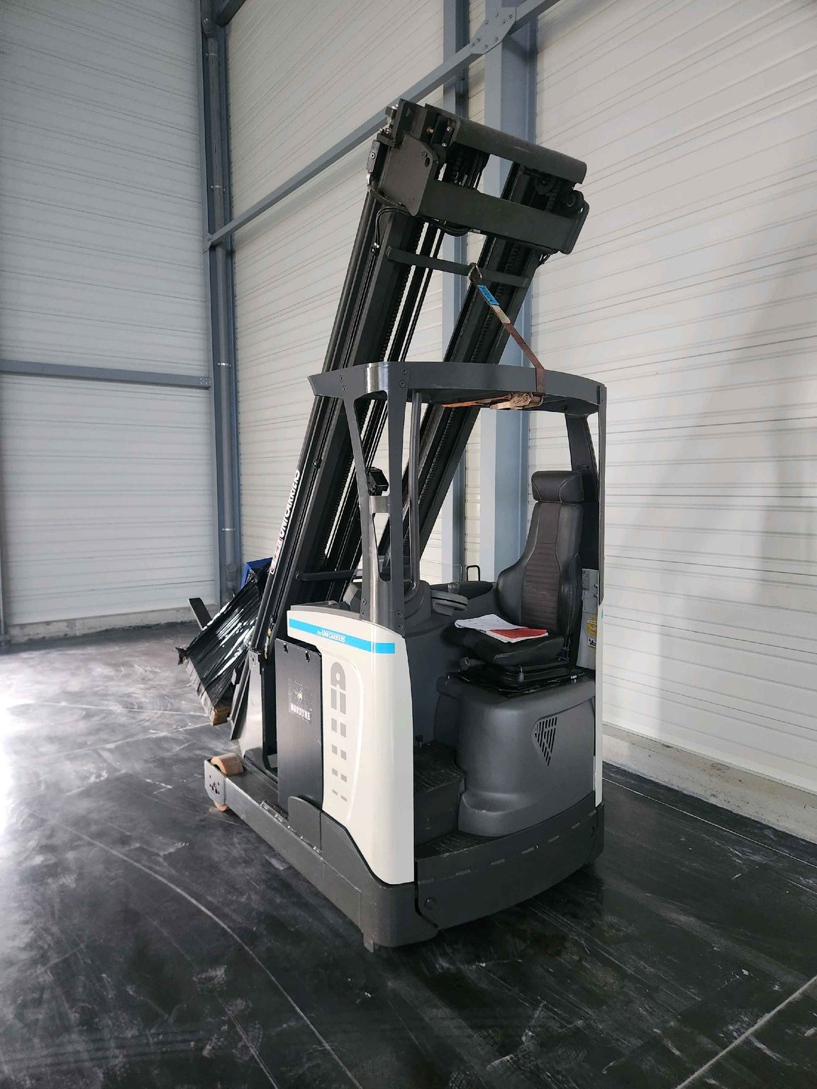 Chariot à mât rétractable UniCarriers UMS160