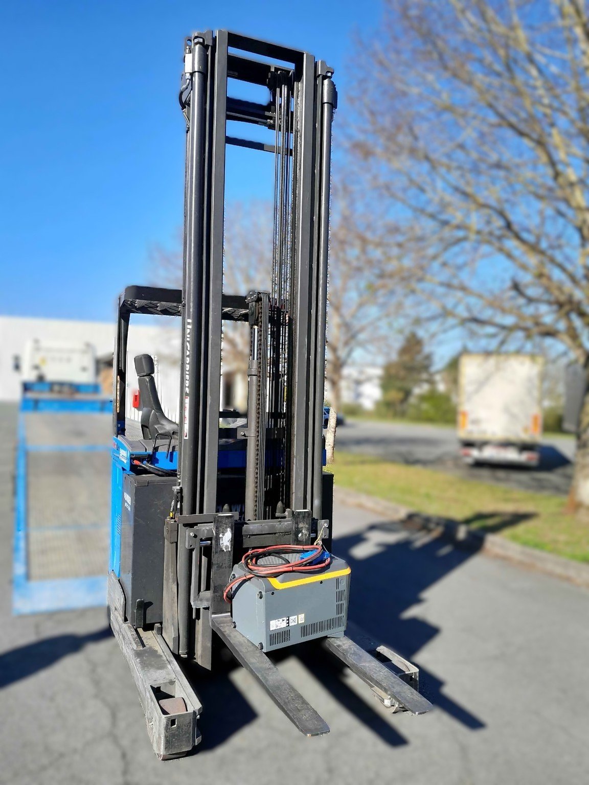 Chariot à mât rétractable UniCarriers UMS160