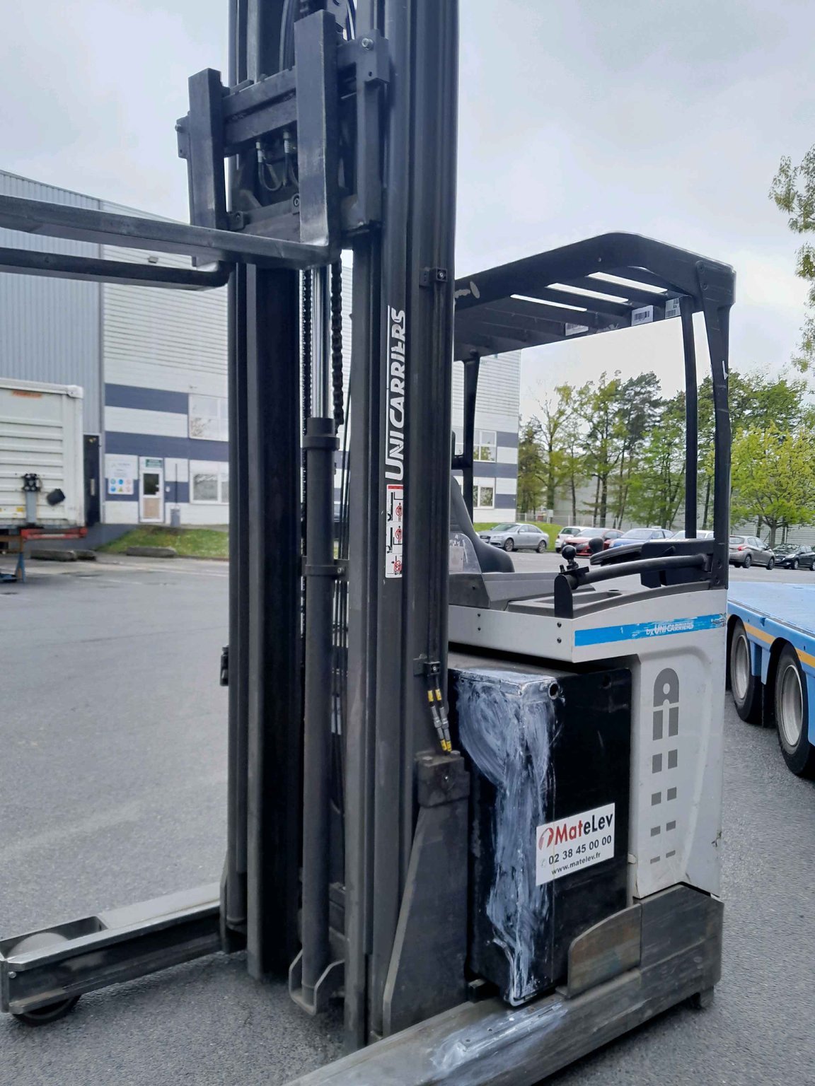 Chariot à mât rétractable UniCarriers UMS160