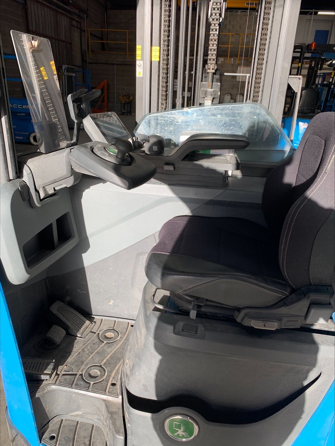 Chariot à mât rétractable CESAB R314