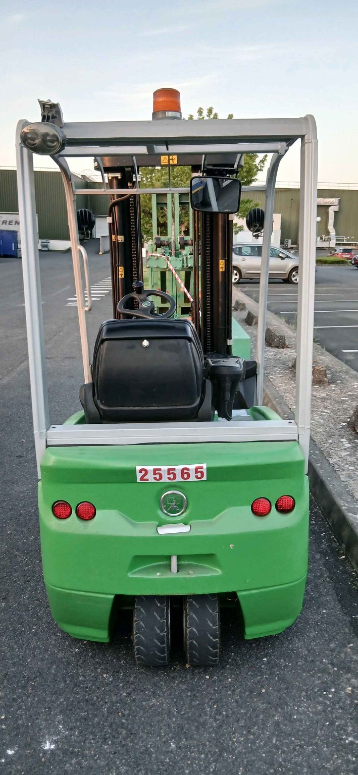 Chariot élévateur frontal CESAB B315