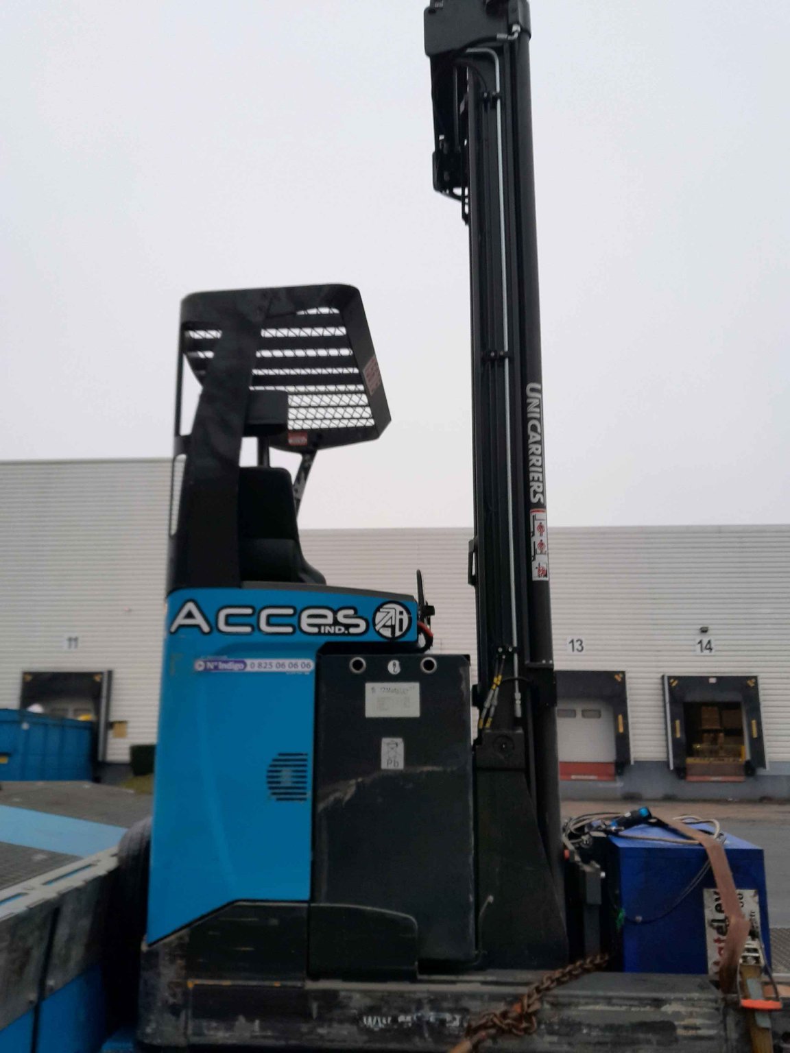 Chariot à mât rétractable UniCarriers UMS160