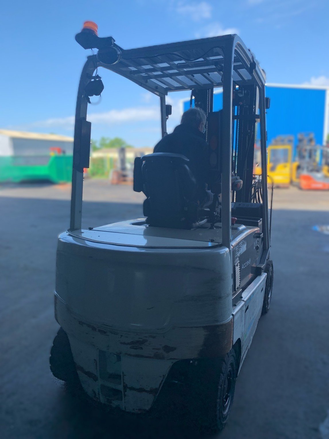 Chariot élévateur frontal UniCarriers QX2-25L