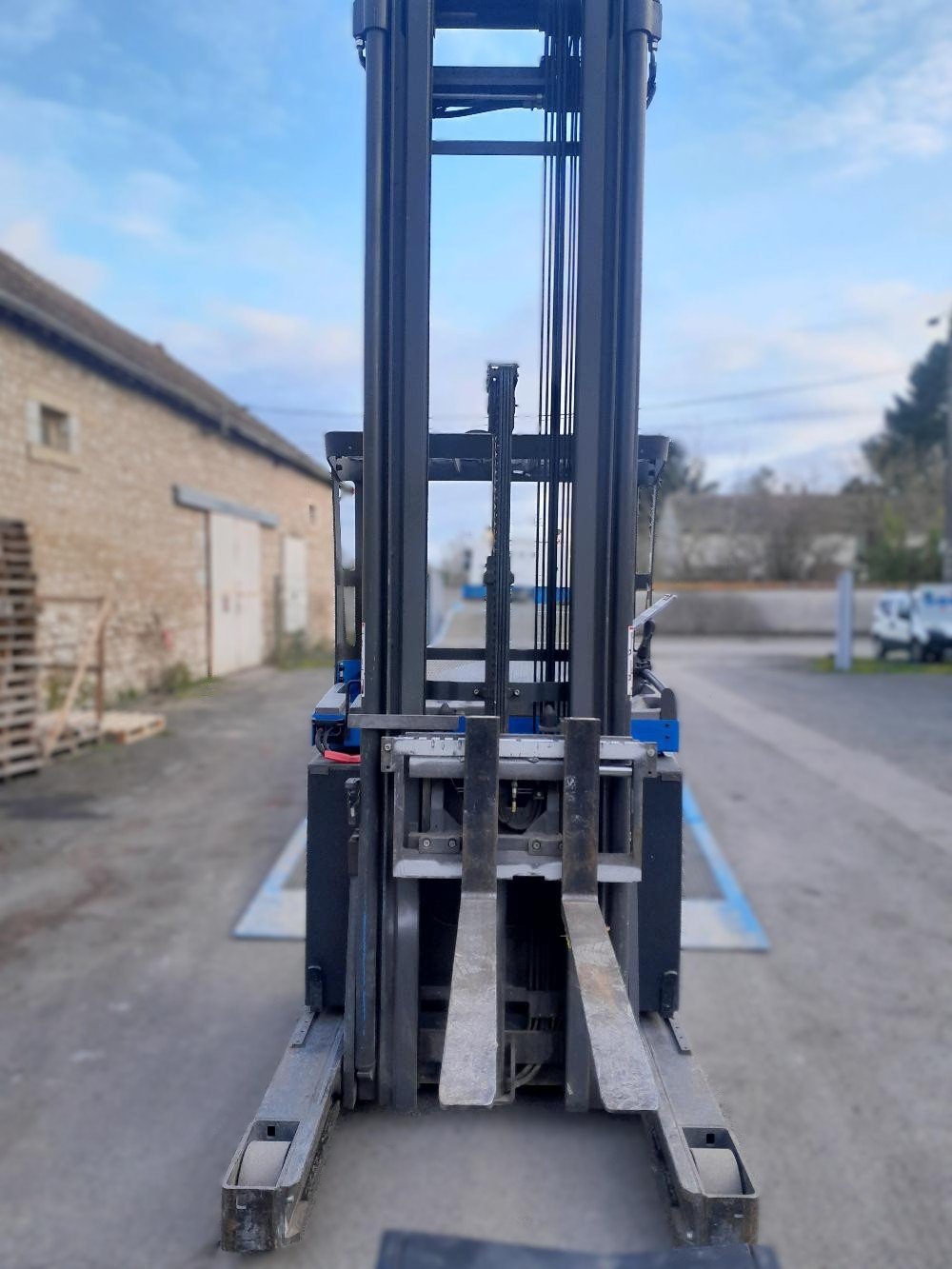 Chariot à mât rétractable UniCarriers UMS160