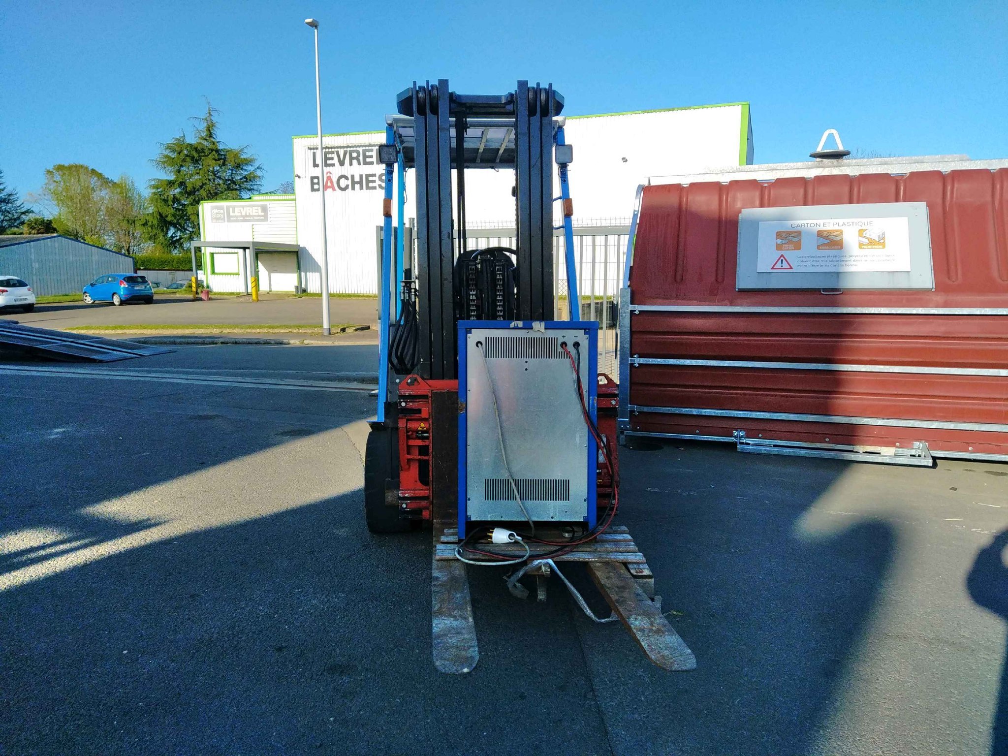 Chariot élévateur frontal UniCarriers QX2-30H