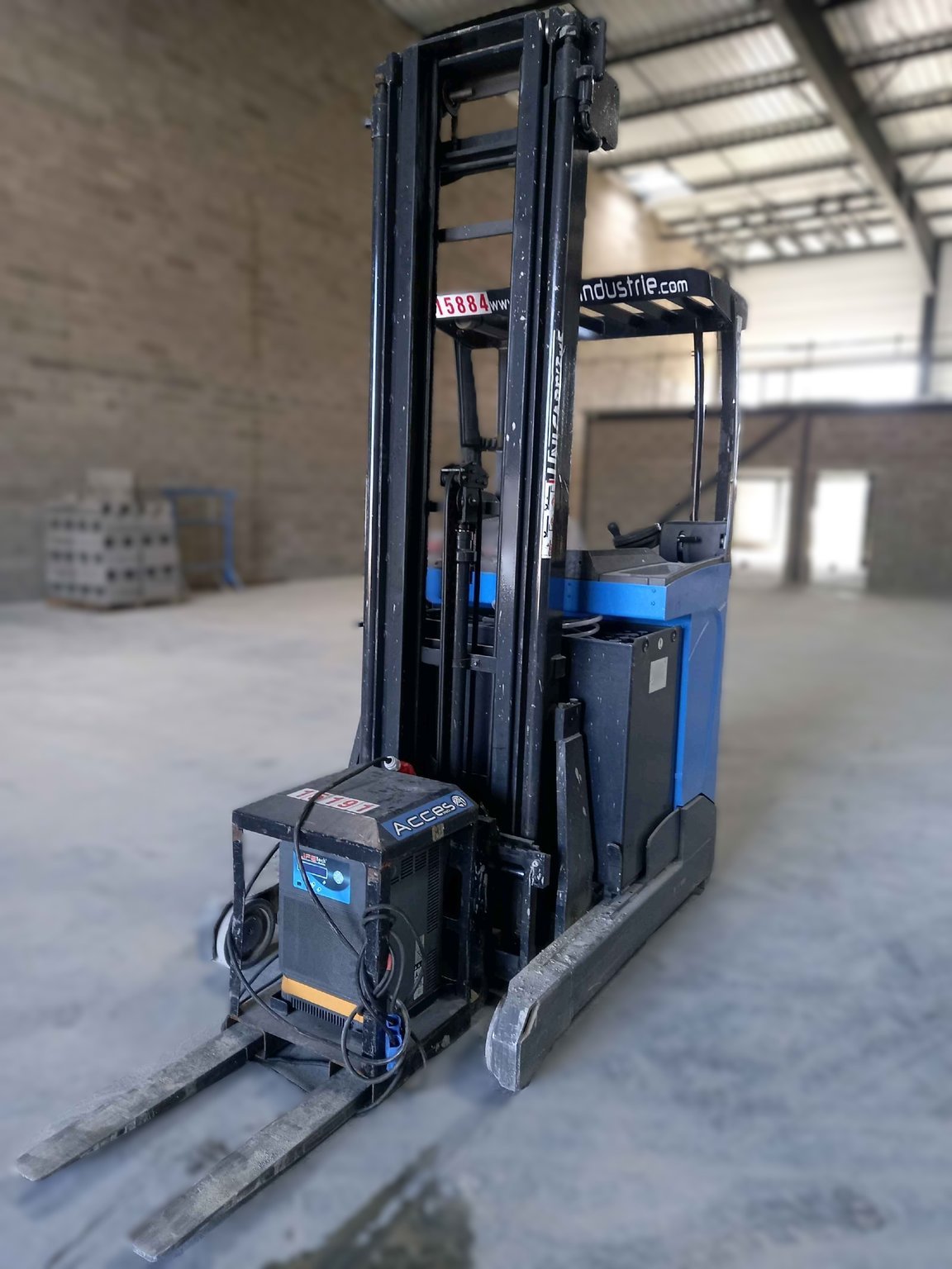 Chariot à mât rétractable UniCarriers ULS140