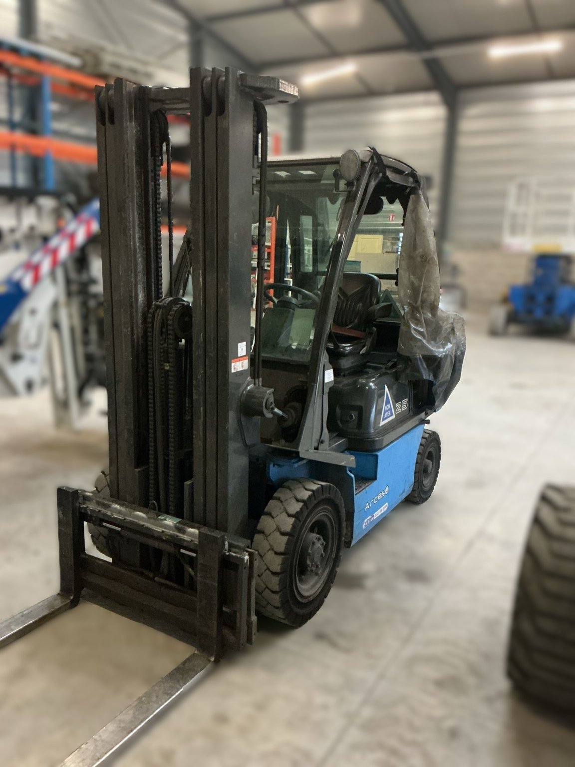 Chariot élévateur frontal UniCarriers DX25D