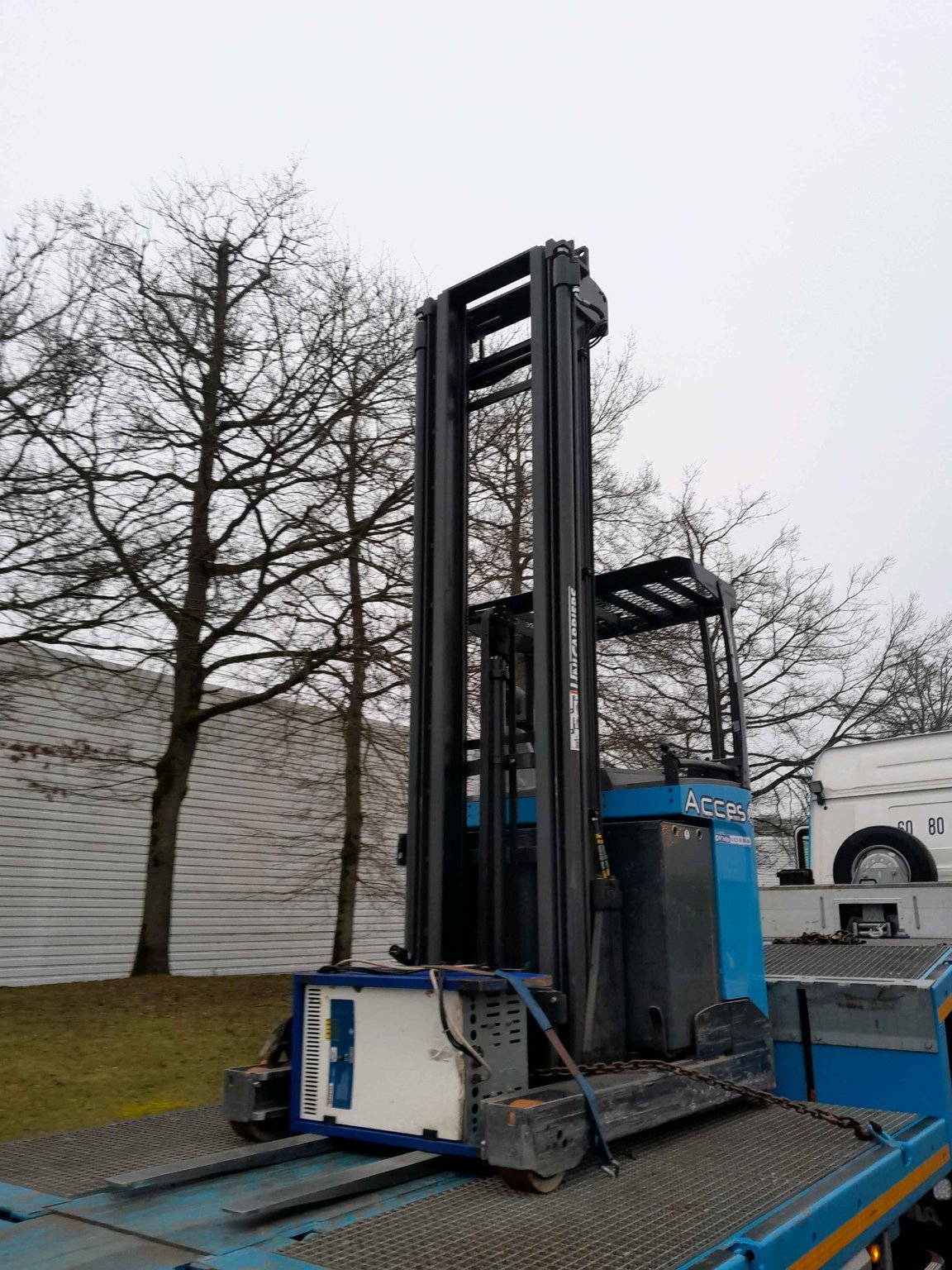 Chariot à mât rétractable UniCarriers UMS160