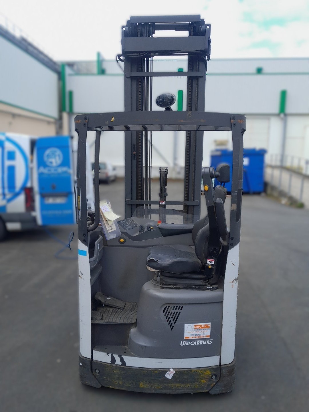Chariot à mât rétractable UniCarriers UMS200