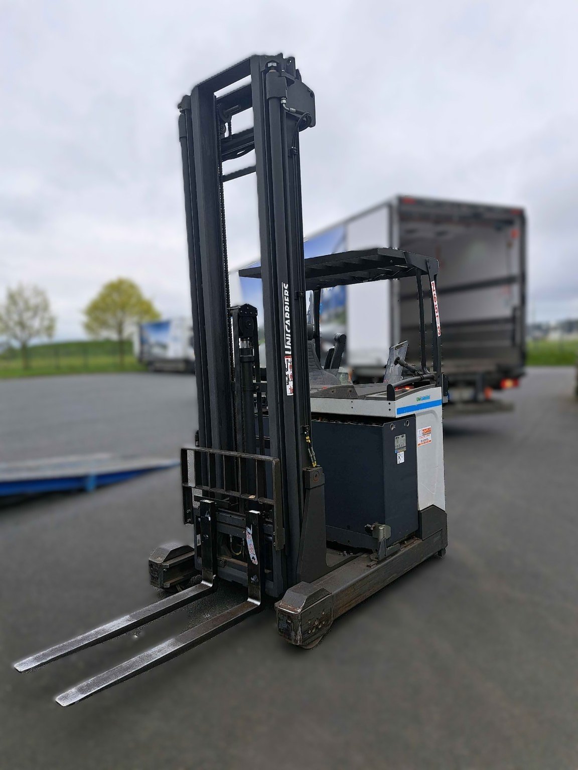 Chariot à mât rétractable UniCarriers UMS200