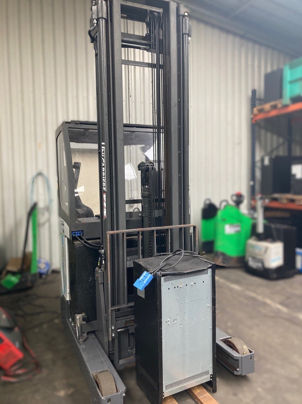 Chariot à mât rétractable UniCarriers UMS200