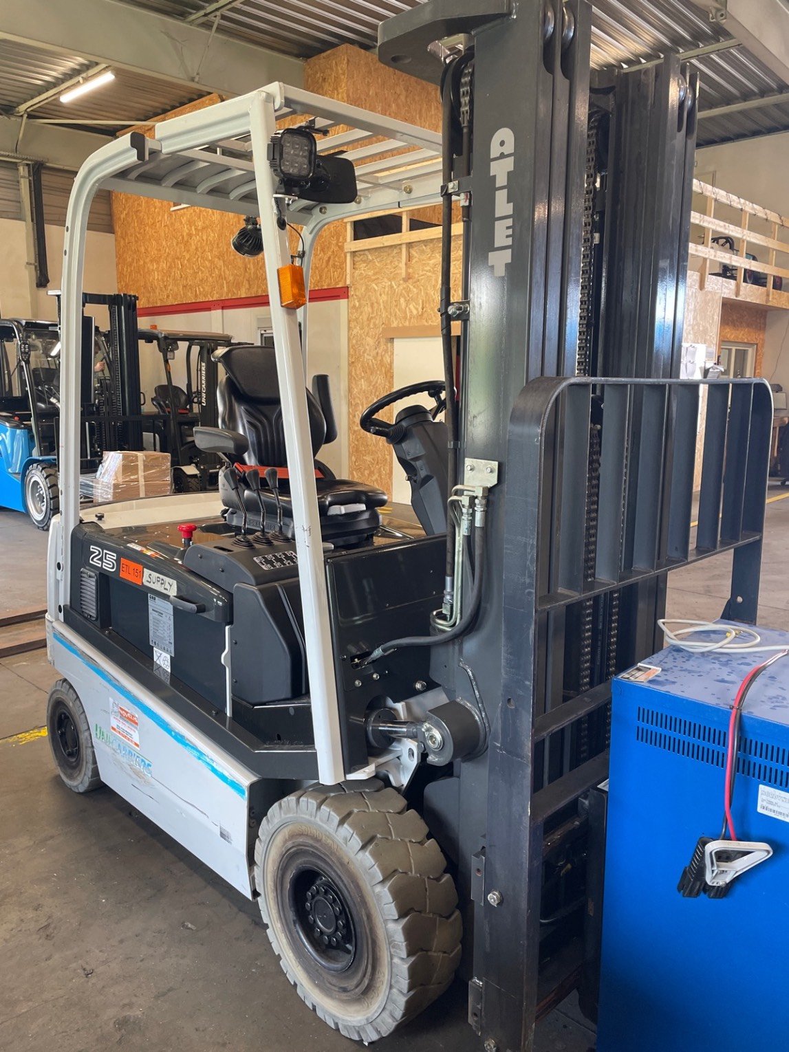 Chariot élévateur frontal UniCarriers QX2-25