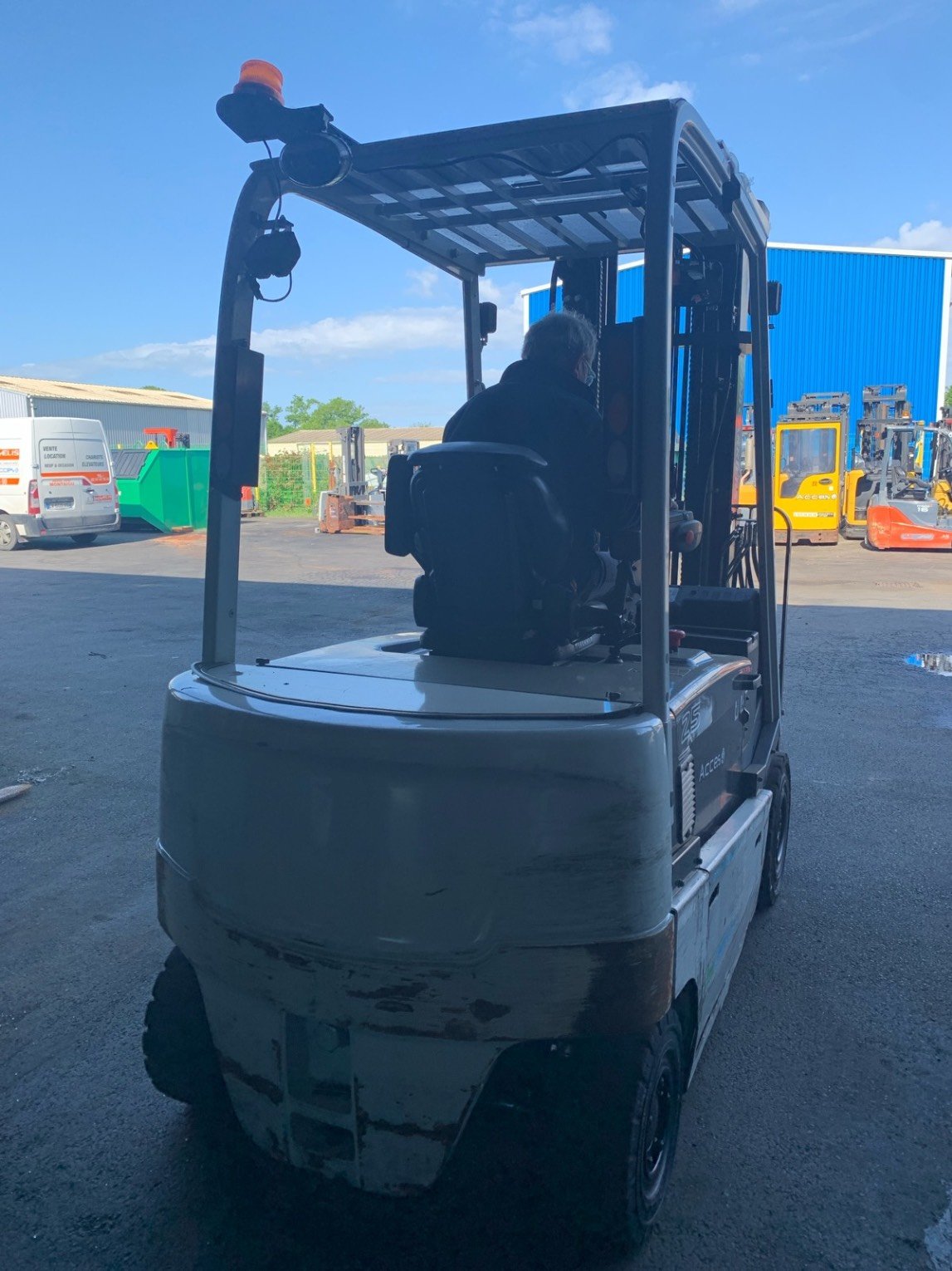 Chariot élévateur frontal UniCarriers QX2-25L